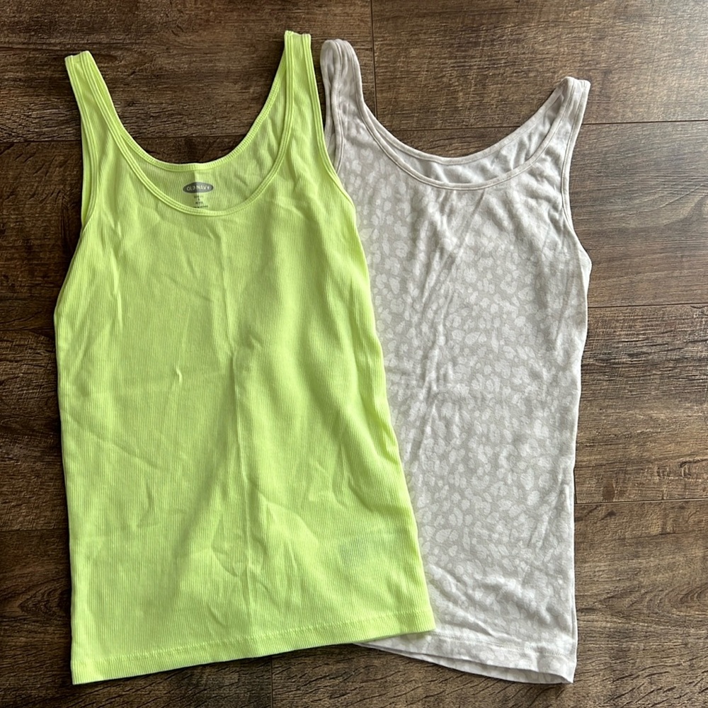 Women’s Tank Top Bundle, Size Small

Old Navy Yellow slim fit
A New Day leopard